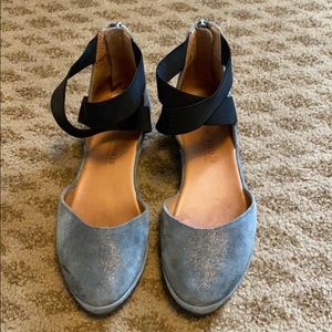 Super cute and comfy grey zip shoe